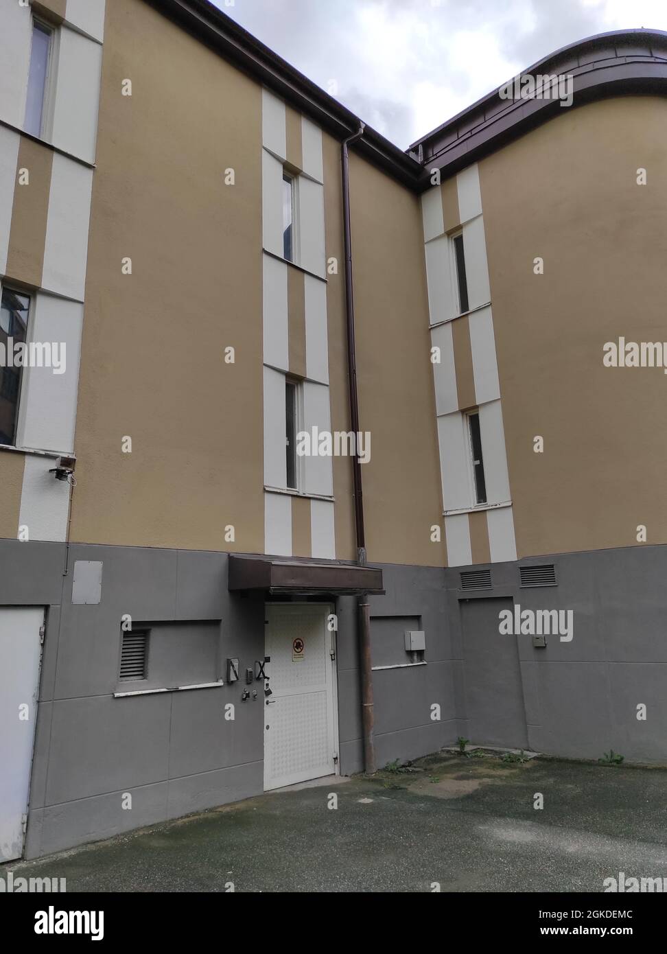 Vertical shot of a minimalistic architectural building Stock Photo - Alamy