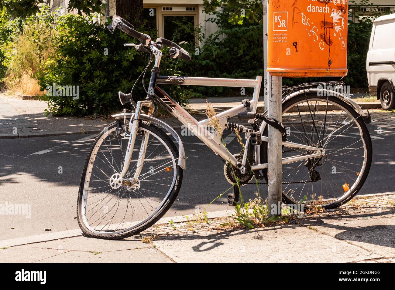 Texo-Trekking bike chained to a pole after a traffic accident Stock Photo