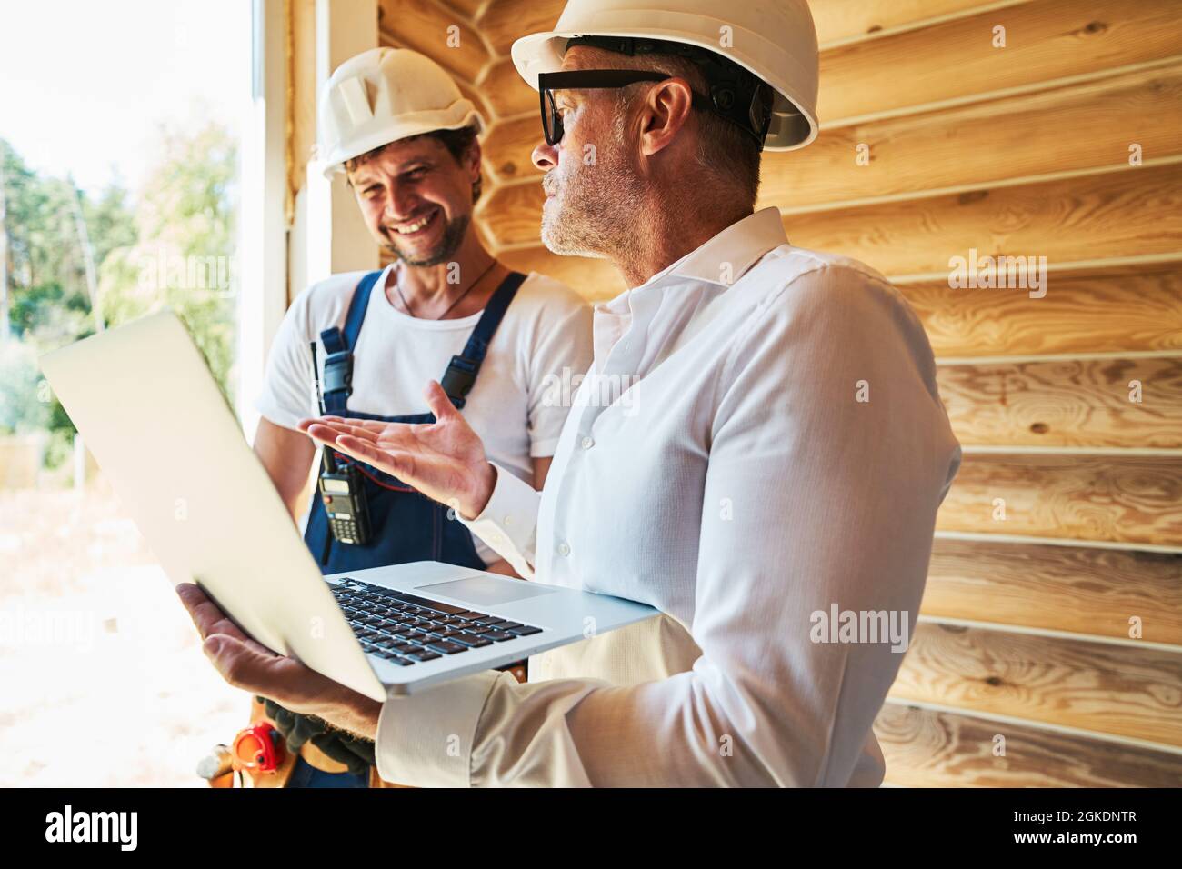 Civil Engineer Explaining Images Civil engineer with laptop explaining something to housebuilder Stock ...