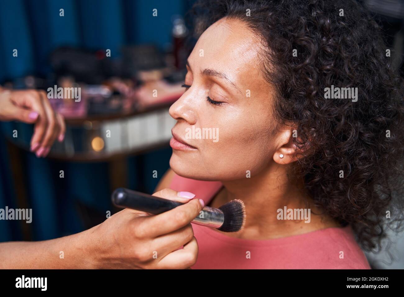 Woman doing professional makeup hi-res stock photography and images - Alamy