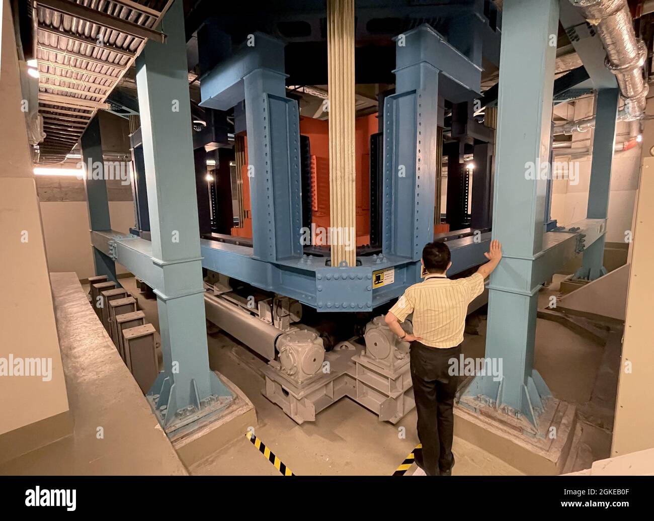 (210914) SHANGHAI, Sept. 14, 2021 (Xinhua) A staff member checks