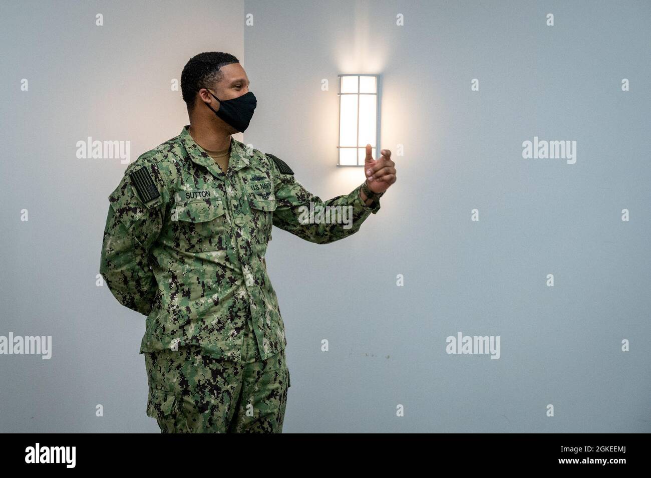 WASHINGTON, DC (March 30, 2021) – Boatswain’s Mate 1st Class Michael Sutton addresses colleagues before an end-of-tour award ceremony held in his honor on Washington Navy Yard. Stock Photo