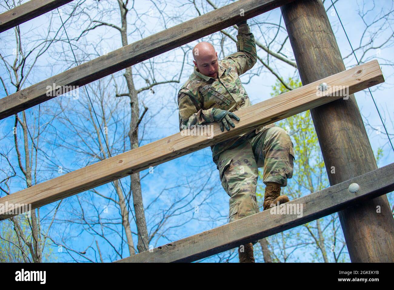 Staff Sgt. Anthony Storm, an observer coach/trainer from 1st Battalion, 410th Brigade Engineer Battalion, 4th Cavalry Multifunctional Training Brigade, cautiously moves down an obstacle at the 2021 Fort Knox and First Army Division East Best Warrior Competition March 31, 2021, at Fort Know, Ky. Stock Photo