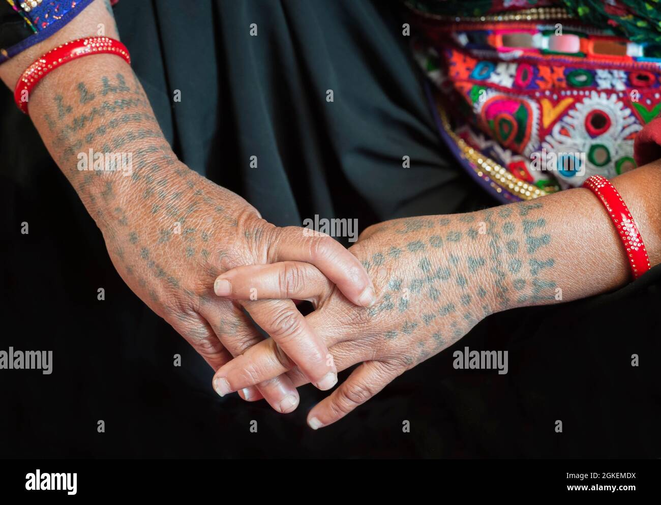 tattooed arms and hands of a woman dhebariya rabari community great rann of kutch desert gujarat india 2GKEMDX