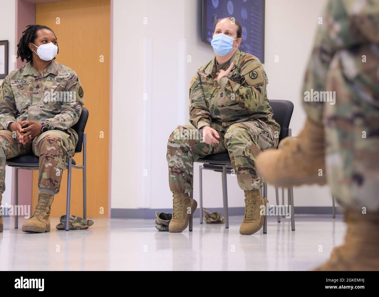 ミリタリー Walking U.S Army Sergeant Sgt. James Whitlock named Warrior of the Month for Task