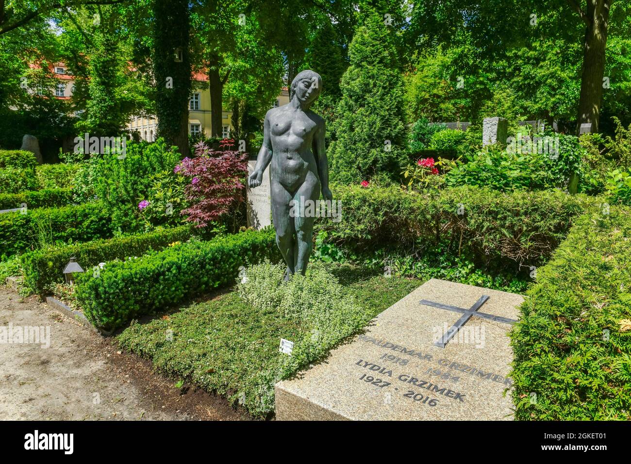 Grave Waldemar and Lydia Grzimek, Cemetery Dahlem-Dorf, Koenigin-Luise, Dahlem, Steglitz-Zehlendorf, Berlin, Koenigin-Luise-Strasse, Germany Stock Photo