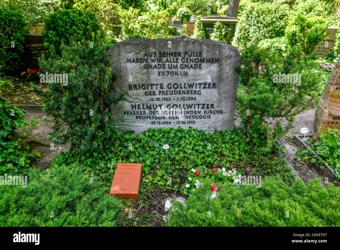Grave Helmut and Brigitte Gollwitzer, Cemetery Dahlem-Dorf, Koenigin-Luise, Dahlem, Steglitz-Zehlendorf, Berlin, Koenigin-Luise-Strasse, Germany Stock Photo