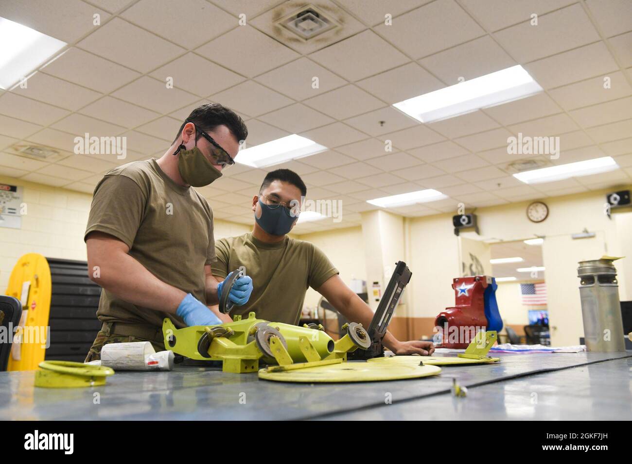 U.S. Air Force hydraulics technicians from the 18th Component ...