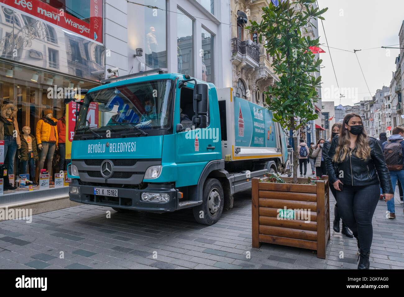 Garbage truck parked hires stock photography and images Alamy