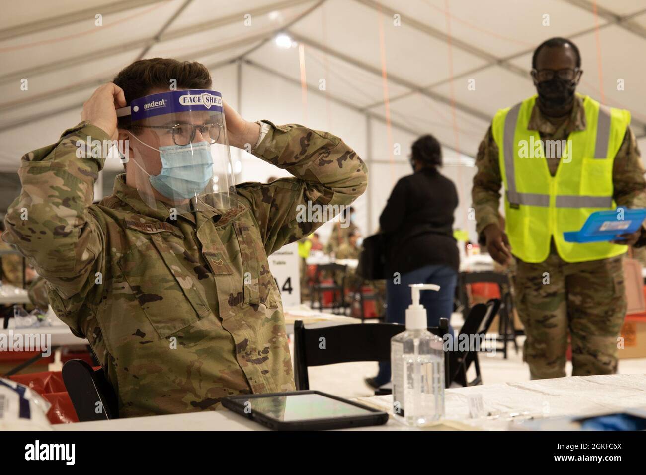U.S. Air Force Airman 1st Class Garrett Polityka, a Reading, Pennsylvania, native, and a network technician assigned to the 335th Air Expeditionary Group, dons his face shield at the federally-run pilot Community Vaccination Center in Greenbelt, Maryland, April 8, 2021. U.S. Northern Command, through U.S. Army North, remains committed to providing continued, flexible Department of Defense support to the Federal Emergency Management Agency as part of the whole-of-government response to COVID-19. Stock Photo