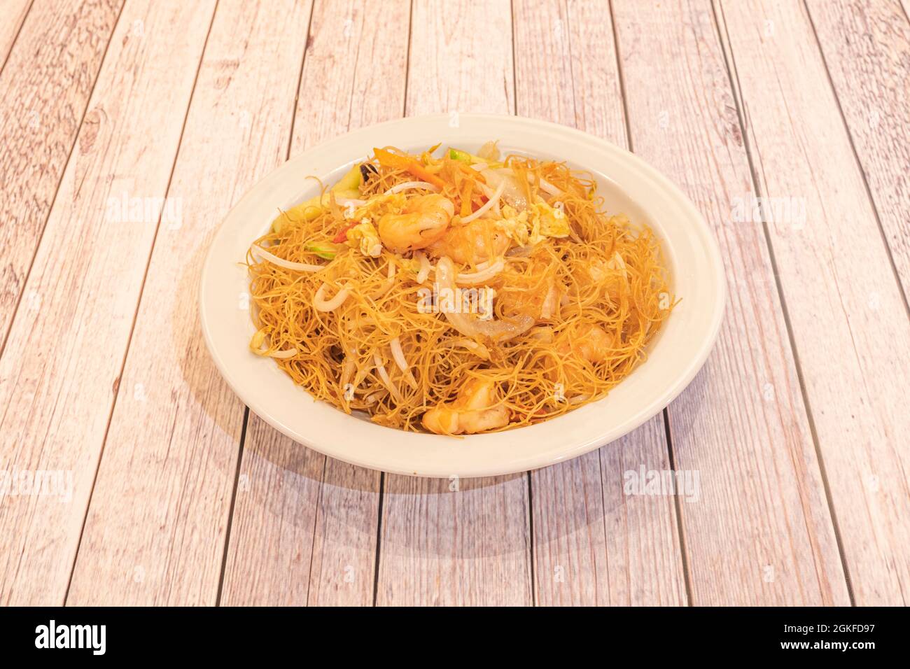Thin Chinese rice noodles with prawns, bean sprouts, onion and omelette