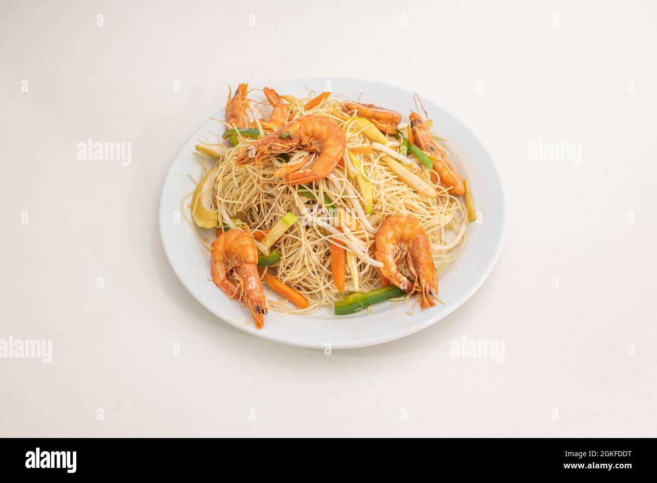 Chinese rice noodles with fried prawns, bean sprouts and woksauteed