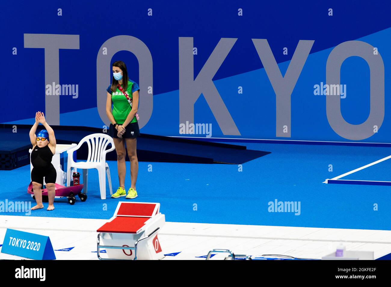 TOKIO (KOTO-KU), JAPAN - AUGUST 27:  Featurebild, eine Schwimmerin waermt  sich auf am Tag (3) der Paralympics (Paralympische Spiele) Tokio 2020 waehr Stock Photo