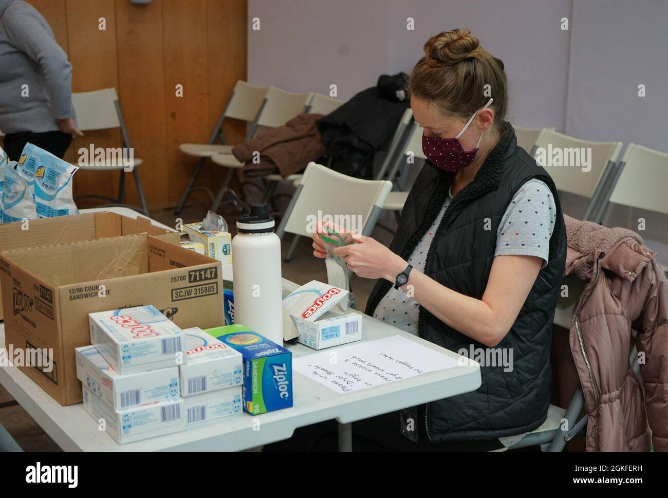 https://c8.alamy.com/comp/2GKFERH/rachel-savoie-chapel-volunteer-puts-dryer-sheets-in-a-plastic-bag-for-the-pcs-support-bags-the-usag-ansbach-chapel-is-creating-for-inbound-soldiers-and-families-the-support-bags-contain-supplies-such-as-paper-towels-hand-soap-cleaning-supplies-and-laundry-detergent-that-could-be-needed-the-first-48-hours-after-arriving-to-ansbach-the-chapel-volunteers-built-150-bags-with-the-plan-to-build-more-if-needed-2GKFERH.jpg