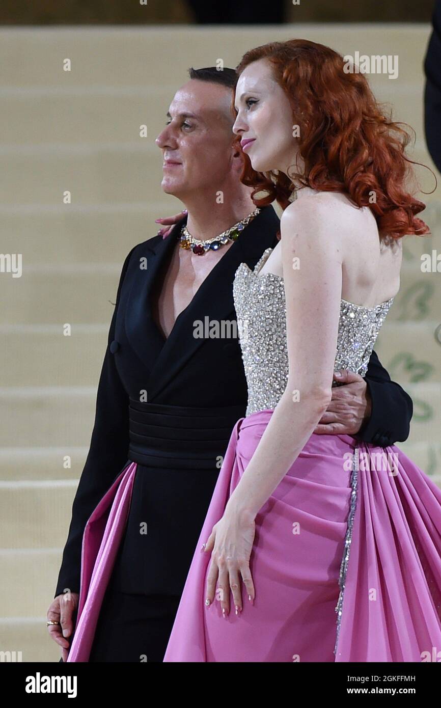 New York, NY, USA. 13th Sep, 2021. Jeremy Scott, Karen Elson at arrivals for The Costume Institute Gala 'In America - A Lexicon of Fashion', Metropolitan Museum of Art, New York, NY September 13, 2021. Credit: Kristin Callahan/Everett Collection/Alamy Live News Stock Photo