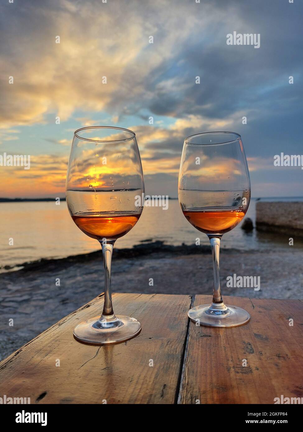 Two rose wine glasses water hi-res stock photography and images - Alamy