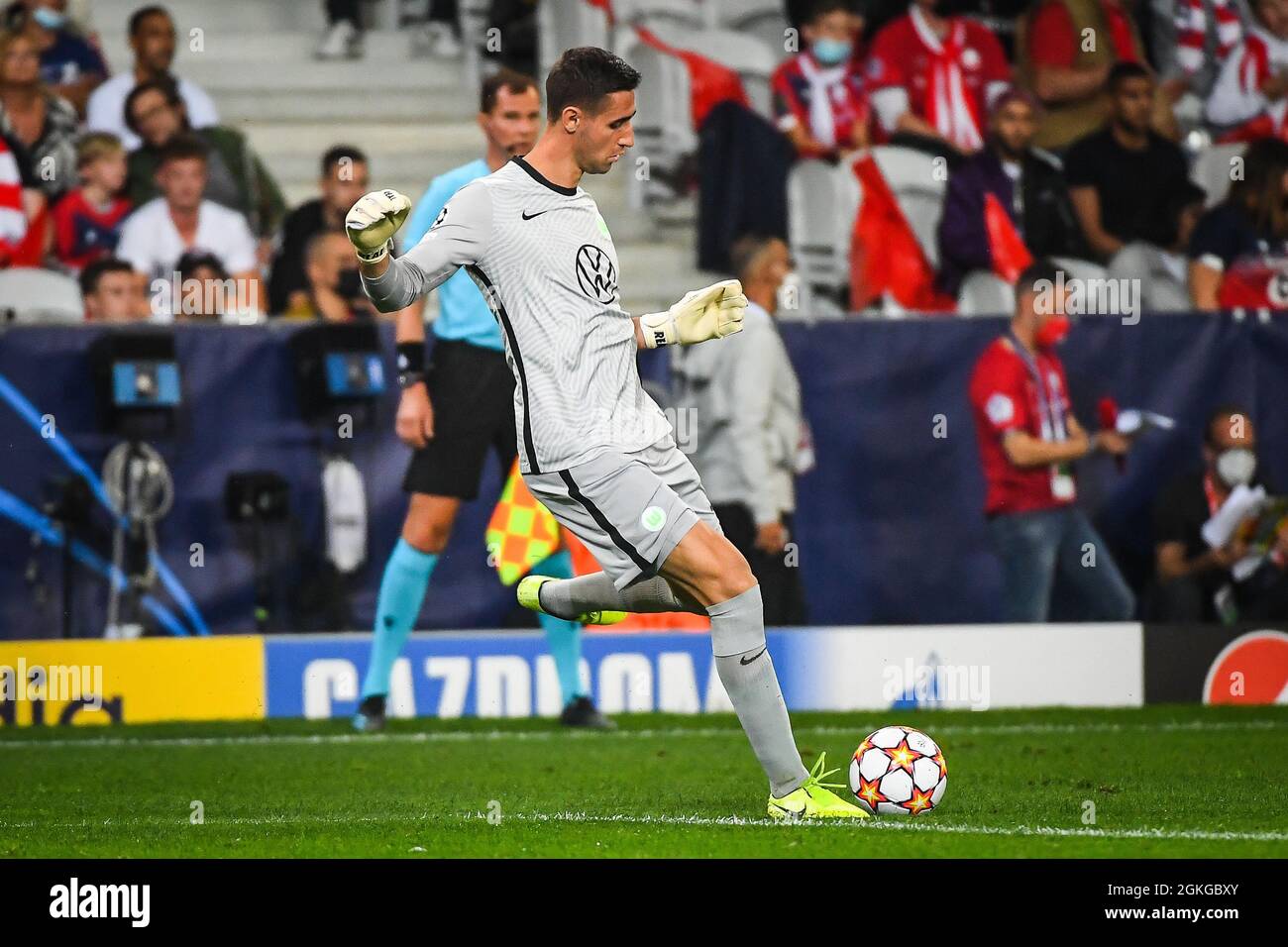 Lille, France, September 14, 2021,  Koen CASTEELS of Wolfsburg during the UEFA Champions League, Group Stage, Group G football match between Lille OSC (LOSC) and Verein fur Leibesubungen Wolfsburg on September 14, 2021 at Pierre Mauroy Stadium in Villeneuve-d'Ascq, France - Photo: Matthieu Mirville/DPPI/LiveMedia Stock Photo