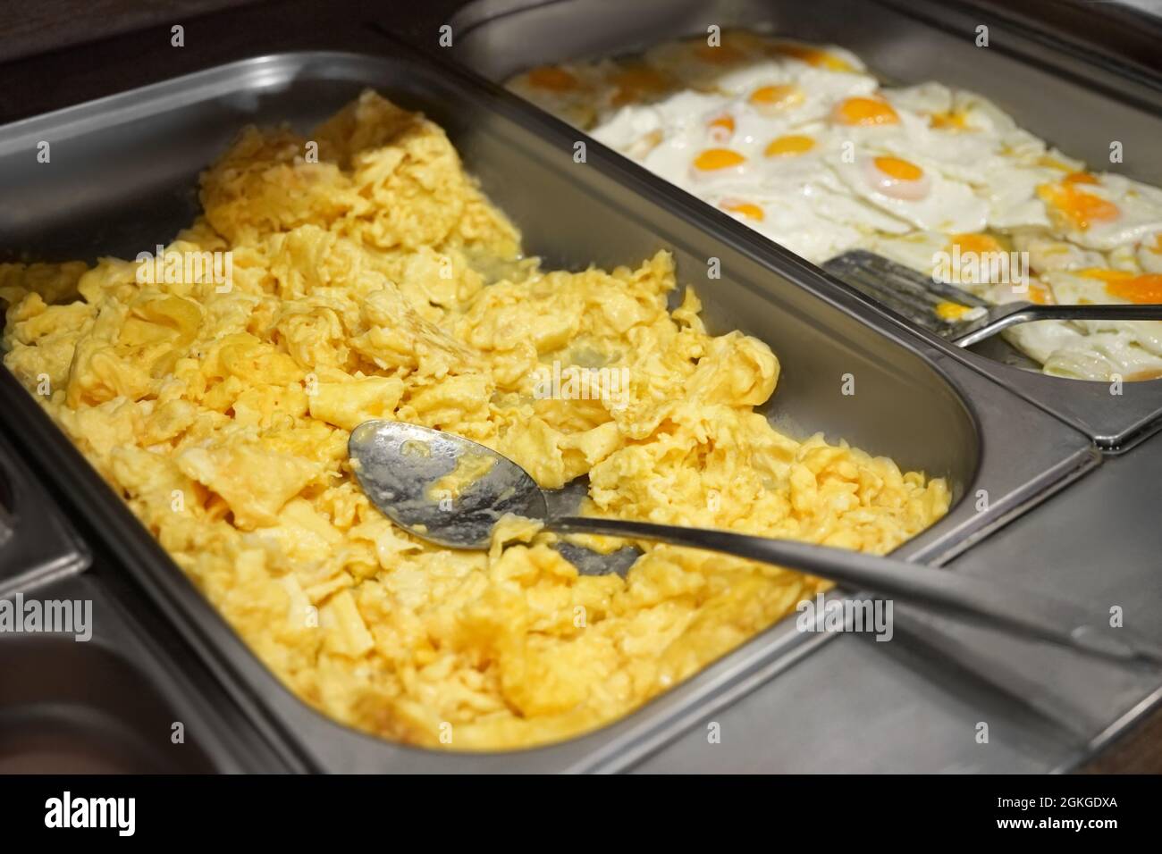 Container with yummy scrambled eggs in buffet Stock Photo Alamy