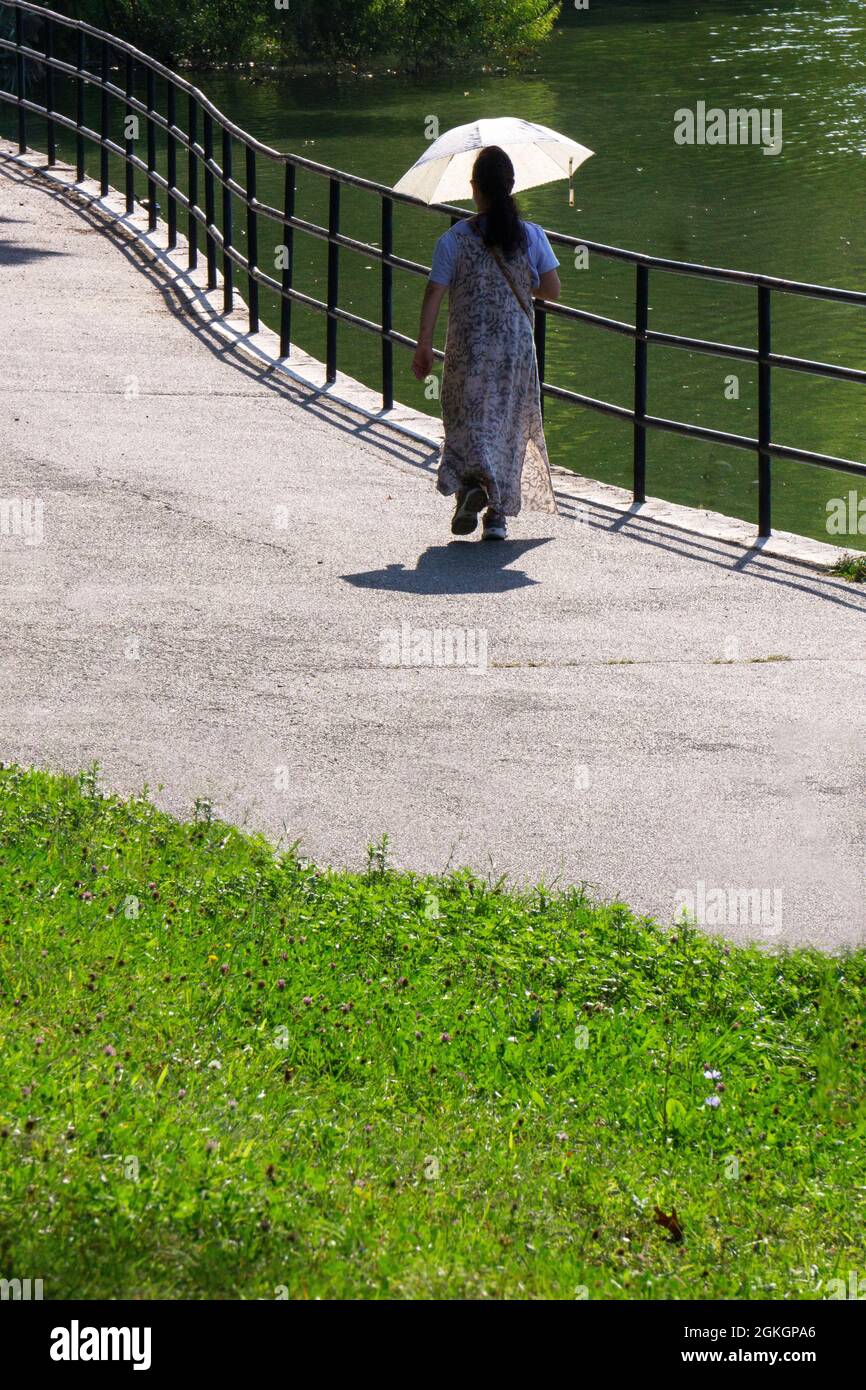 Walking path around a lake hi-res stock photography and images - Alamy
