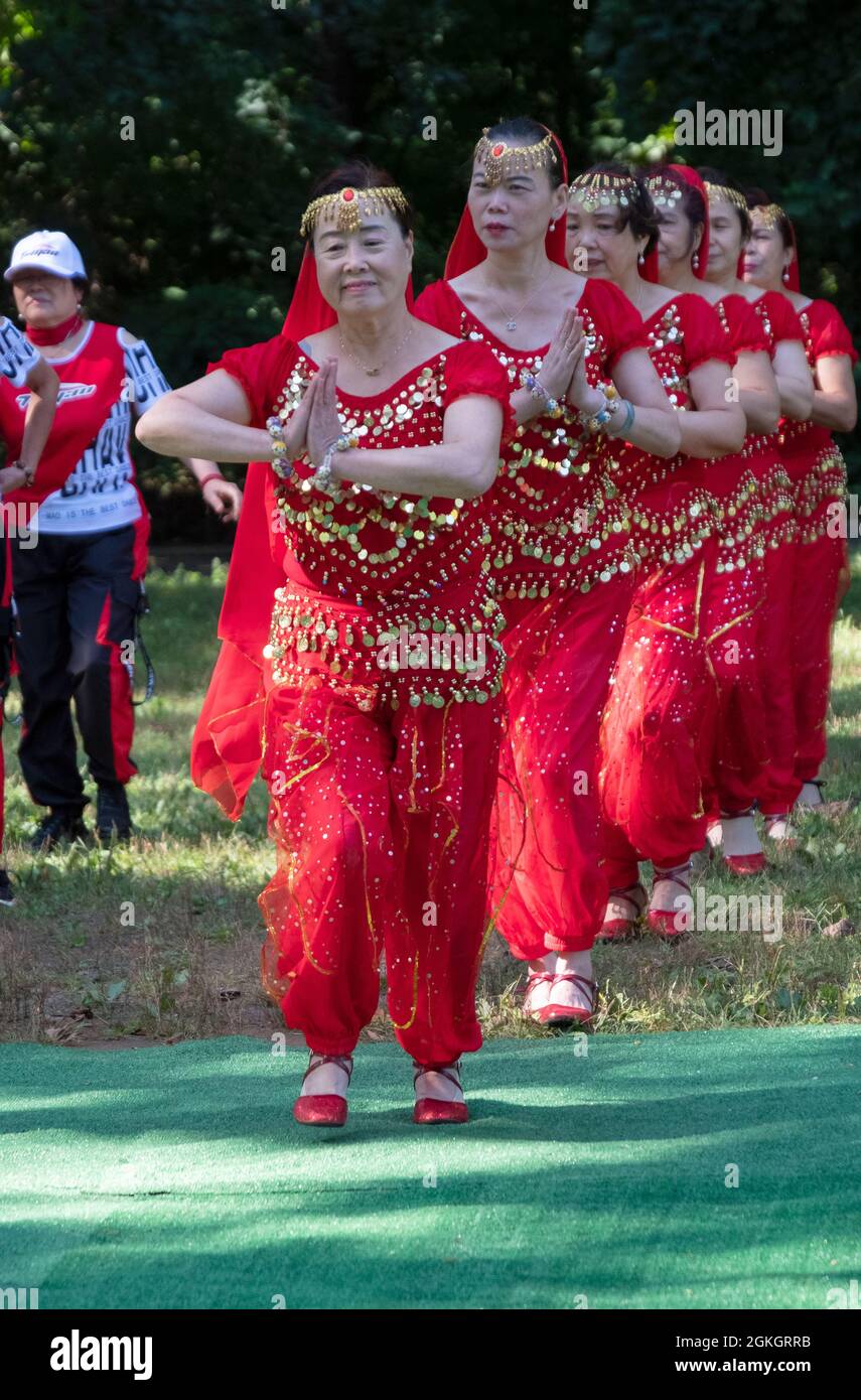 Women from Wenzhou, China in the Kai Xin Yizhu dance troupe celebrate their 6th anniversary with a performance in a Kissenaark in Queens, New York. Stock Photo