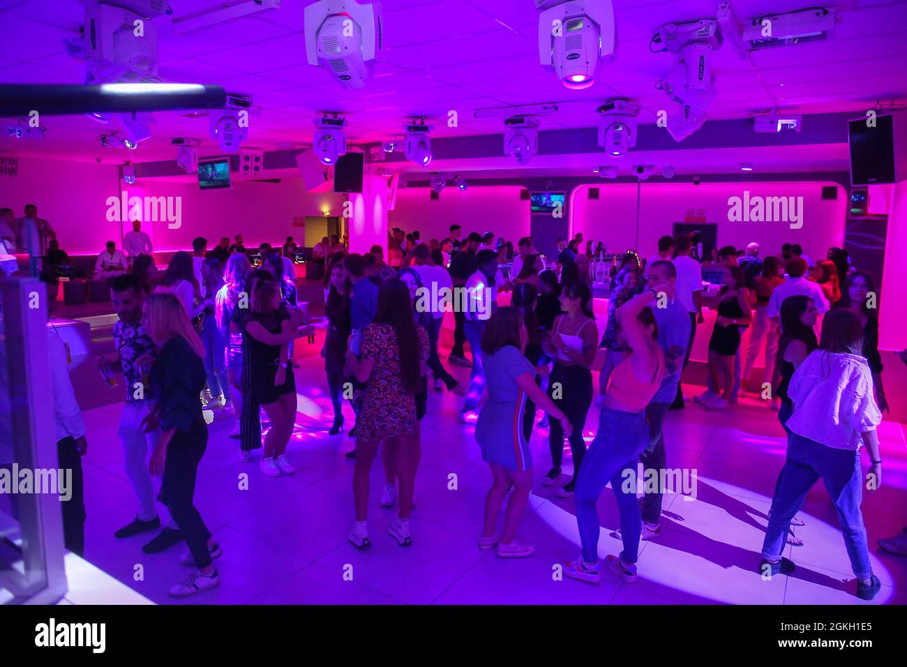 France, Saint Peray, 2021-08-28. Clubbers on the dance floor without mask. After more than 17 months of closure, the Seven discotheque, which can acco Stock Photo