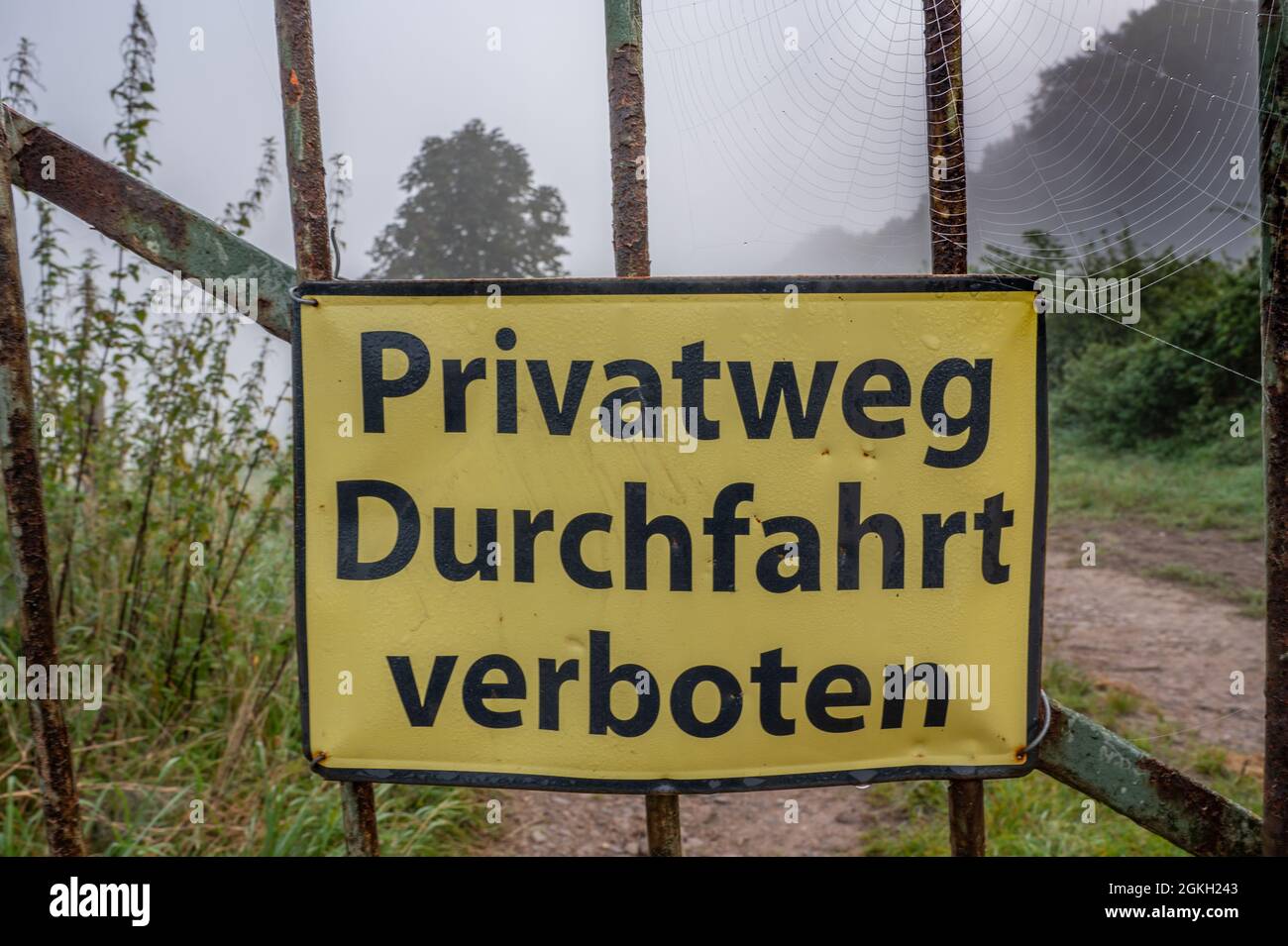 Schild: Privatweg Durchfahrt verboten Stock Photo