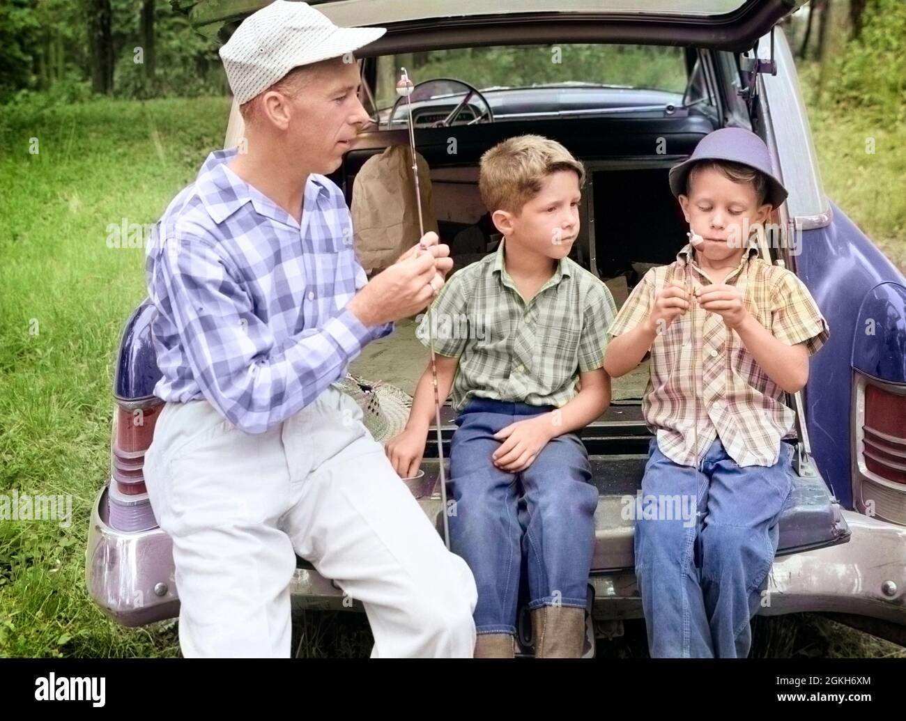 1950s LITTLE BAREFOOT BOY WITH FISHING POLE HOLDING HANDS WITH DAD WITH FISHING  GEAR TO GO FLY FISHING IN FRONT OF CABIN - j1610 HAR001 HARS OLD TIME STICK  NOSTALGIA GEAR OLD