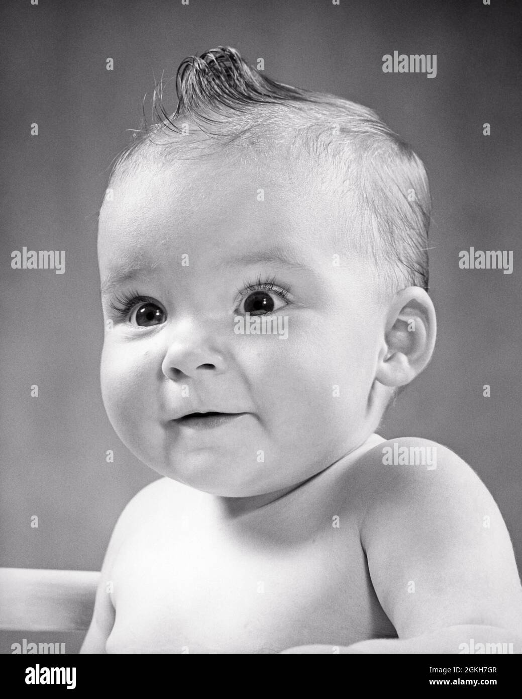 1950s WIDE-EYED BABY GIRL WITH EXCITED INTERESTED CURIOUS FACIAL EXPRESSION LOOKING OFF CAMERA - b6344 HAR001 HARS LIFESTYLE FEMALES HEALTHINESS HOME LIFE EXPRESSIONS B&W WIDE BUG-EYED HUMOROUS HAPPINESS WELLNESS HEAD AND SHOULDERS CHEERFUL EXCITEMENT COMICAL ANTICIPATION AWAKE SMILES CONCEPTUAL ALERT COMEDY CURIOUS JOYFUL INTERESTED WIDE-EYED CHARMING GROWTH JUVENILES STARTLED BABY GIRL BLACK AND WHITE CAUCASIAN ETHNICITY HAR001 OLD FASHIONED Stock Photo