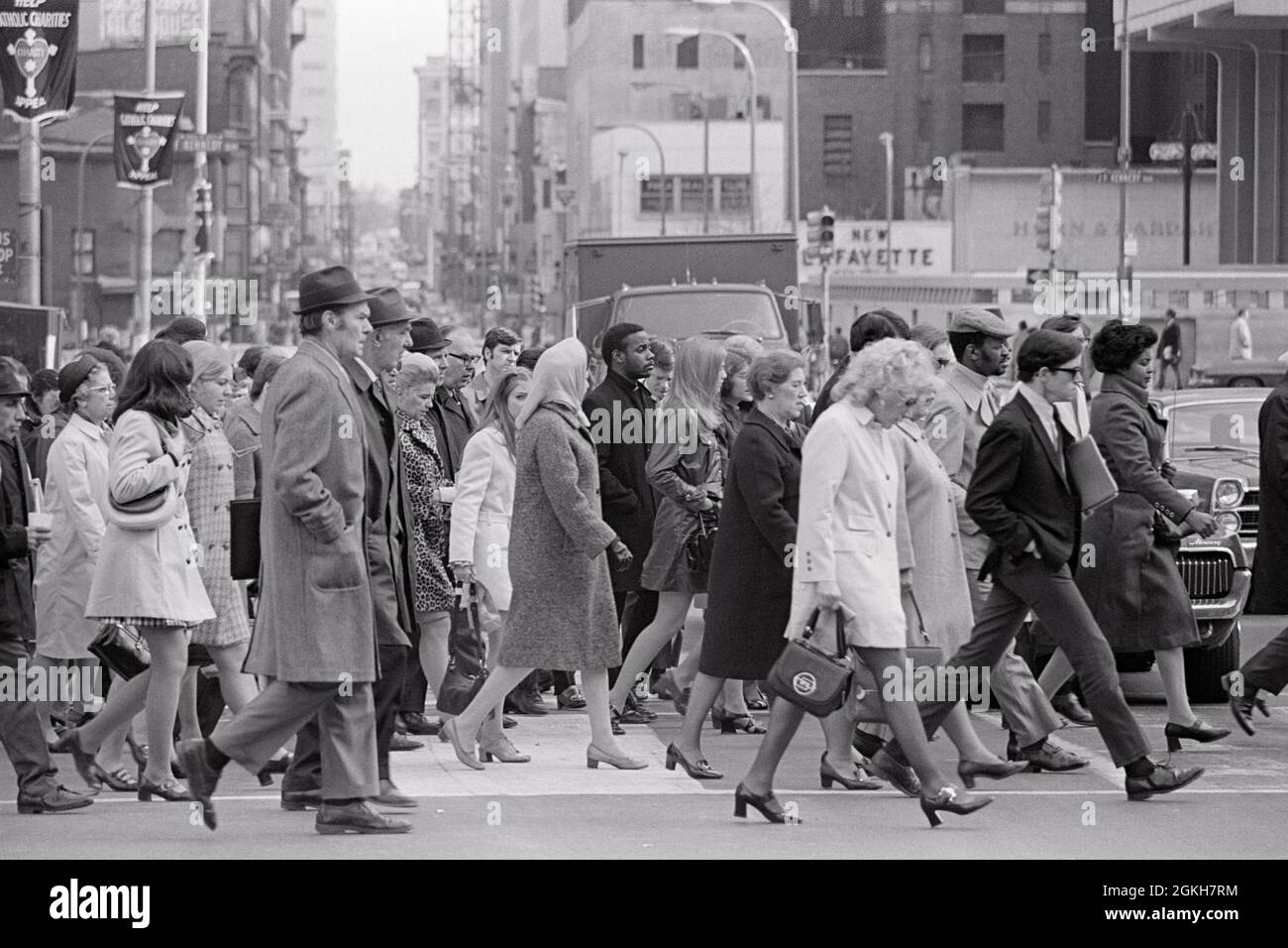 1970s BUSY CROWDED PEDESTRIANS CROSSING CITY STREET WEARING COATS AND JACKETS ALL WALKING IN SAME DIRECTION PHILADELPHIA PA USA - c11225 HAR001 HARS MALES PEDESTRIANS B&W MORNING NORTH AMERICA NORTH AMERICAN SAME WIDE ANGLE COMMUTERS INTERSECTION AFRICAN-AMERICANS AFRICAN-AMERICAN AND PA BLACK ETHNICITY DIRECTION END OF DAY CITIES GOING HOME CROSS WALK BLACK AND WHITE CAUCASIAN ETHNICITY COMMUTER CROSSWALK HAR001 OLD FASHIONED AFRICAN AMERICANS Stock Photo