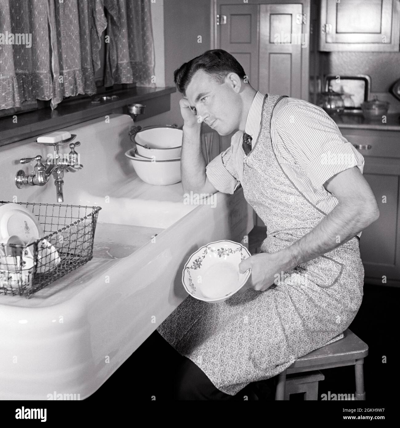 Washing Dishes 1930s High Resolution Stock Photography and Images - Alamy