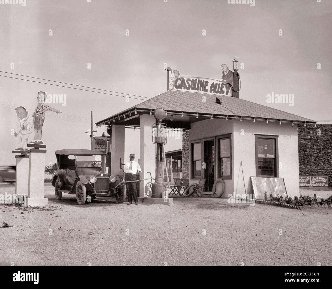 1930s GASOLINE ALLEY GAS STATION NAME WAS OBVIOUS SUGGESTION BY THE COMIC STRIP OF THE SAME NAME NEAR JOPLIN MISSOURI USA - q32052 CPC001 HARS RURAL COPY SPACE FULL-LENGTH HIGHWAY PERSONS AUTOMOBILE MALES FUEL BUILDINGS TRANSPORTATION MIDDLE-AGED B&W MIDDLE-AGED MAN EYE CONTACT SAME SKILL OCCUPATION SKILLS NAME PROPERTY GAS STATION CUSTOMER SERVICE AUTOS SERVICE STATION MISSOURI GAS PUMP BY SUGGESTION NEAR OCCUPATIONS REAL ESTATE GASOLINE CONCEPTUAL STRUCTURES 1931 AUTOMOBILES STYLISH VEHICLES EDIFICE STRIP COMIC STRIP CREATED PETROL PETROLEUM PROGRAM PURPOSE BUILT ROADSIDE BLACK AND WHITE Stock Photo