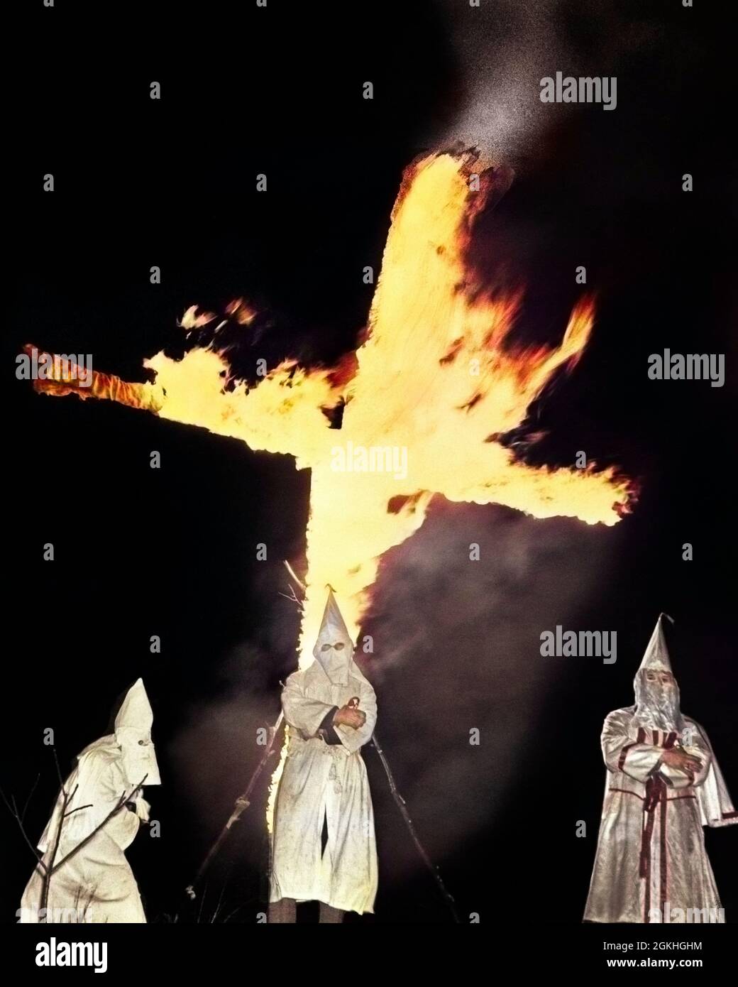 1930s HOODED MEMBERS OF KKK KU KLUX KLAN STANDING IN FRONT OF BURNING CROSS - q73548c CPC001 HARS GATHERING SADNESS NORTH AMERICA PHYSICAL ROBES NATIONALISM SOCIETY AUTHORITY HOODED POLITICS SOUTHERN TERROR 1860s TERRORISM VIOLENT INTIMIDATION ORGANIZATION SUPREMACY BASED MURDER RIGHT-WING TERRORIST ANTI-BLACK ANTI-IMMIGRANT ANTI-IMMIGRATION ANTI-JUDAISM ANTI-NEGRO ANTI-SEMITIC ANTI-SEMITISM ASSAULT CAUCASIAN ETHNICITY EXTREMIST FAR RIGHT FIERY HATE HATEFUL HOODS INTOLERANCE INTOLERANT KKK KLAN KU KLUX KLAN OLD FASHIONED RACISM RACIST REACTIONARY RECONSTRUCTION Stock Photo
