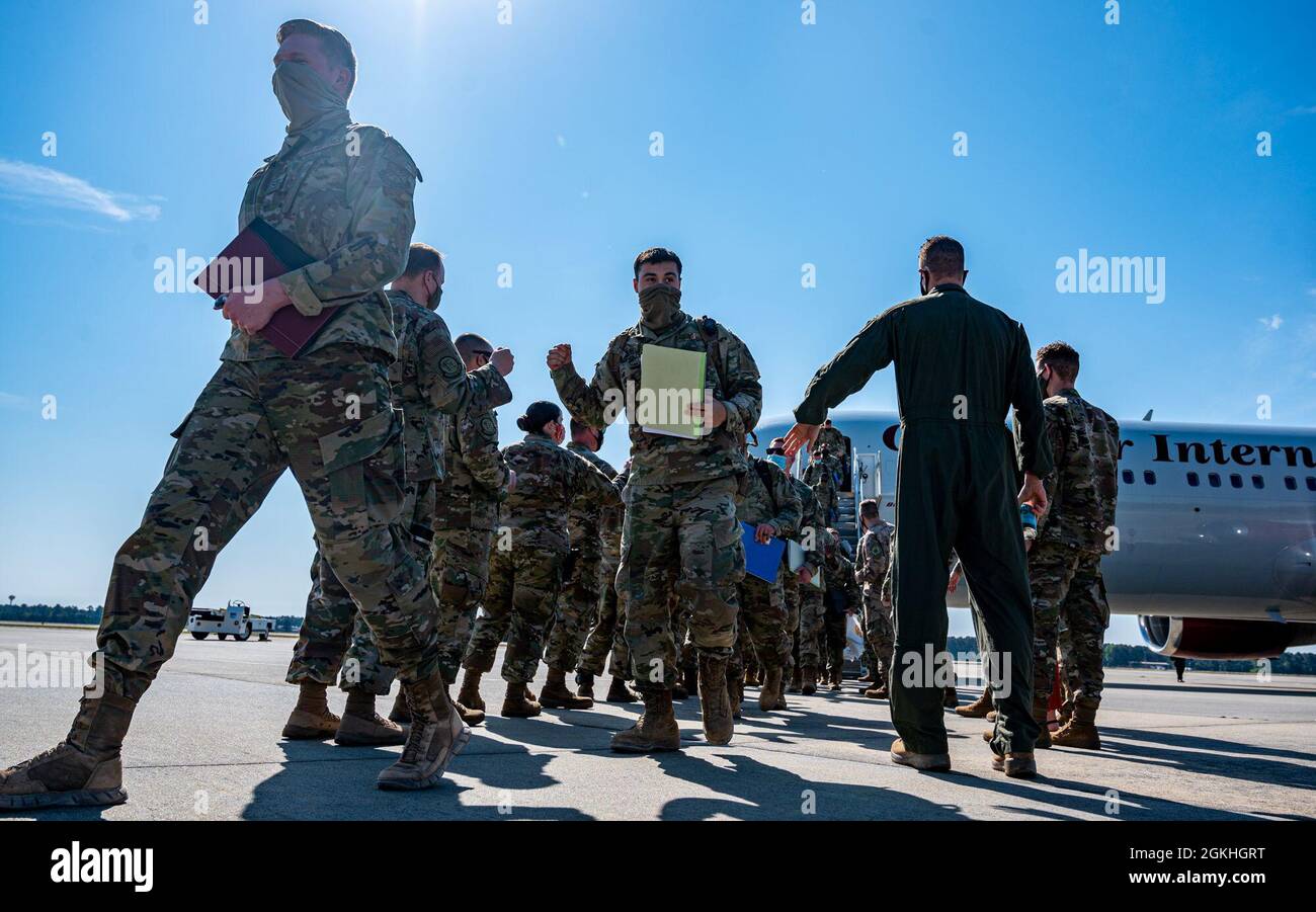 U.S. Airmen disembark a plane at Shaw Air Force Base, South Carolina ...