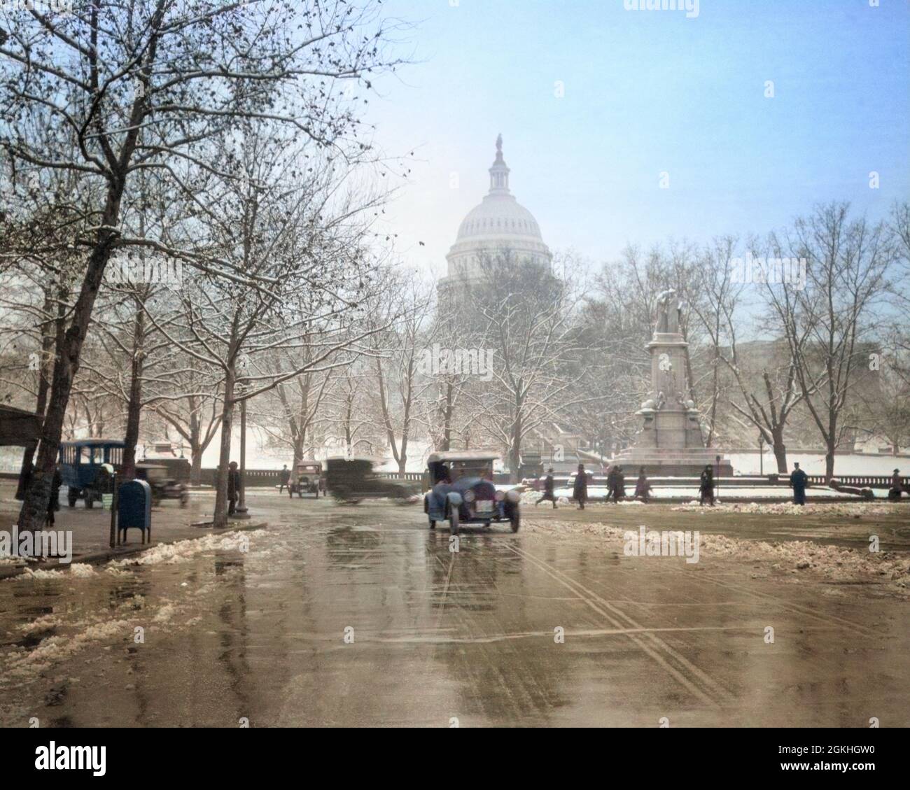 1920s 1930s THE CAPITOL BUILDING AND OLD AUTOMOBILE TRAFFIC IN WINTER WASHINGTON DC USA - q74124c CPC001 HARS DOME AUTOMOBILES VEHICLES STATUE OF FREEDOM SEASON OLD FASHIONED Stock Photo
