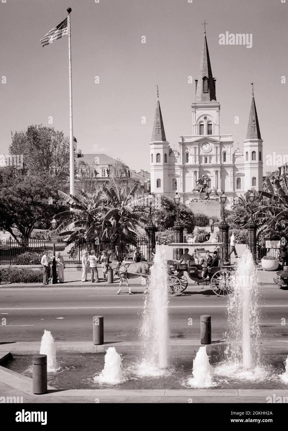 1970s JACKSON SQUARE FRENCH QUARTER THE CABILDO LEFT OF SAINT LOUIS CATHEDRAL ON RIGHT IS PRESBYTERE MUSEUM NEW ORLEANS LA USA - r24984 KRU001 HARS TRANSPORTATION SAINT B&W NORTH AMERICA NORTH AMERICAN MAMMALS ORLEANS RELIGIOUS LOUIS CHRISTIANITY TOURIST PRIDE CATHEDRAL RIGHT QUARTER STARS AND STRIPES STYLISH WAGONS FAITHFUL OLD GLORY ROMAN CATHOLIC DESTINATION FAITH LEFT MAMMAL RED WHITE AND BLUE SPIRITUAL TOURIST ATTRACTION BELIEF BLACK AND WHITE HISTORIC PLACES INSPIRATIONAL JACKSON LA NATIONAL REGISTER NEW ORLEANS OLD FASHIONED Stock Photo