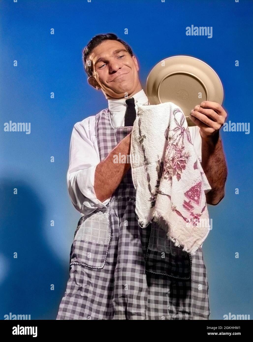 1960s 1950s SMILING MAN HUSBAND IN APRON WASHING AND DRYING DISHES IN  KITCHEN - s10163c DEB001 HARS OLD FASHION 1 TOWEL DISH ASSISTANT LIFESTYLE  STUDIO SHOT HOME LIFE COPY SPACE HALF-LENGTH DRY