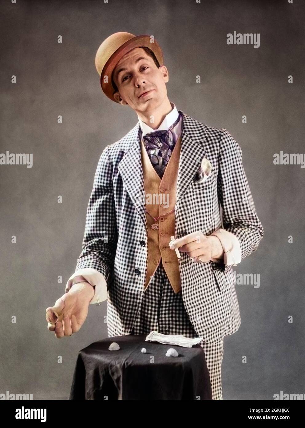 1930s CHARACTER FLIM-FLAM CON MAN BARKER BOWLER HAT CHECKED THREE PIECE  SUITE DEMONSTRATING SHELL GAME LOOKING AT CAMERA - s5270c HAR001 HARS  PERSONS SHELL CHARACTER FANCY MALES RISK CARNIVAL CONFIDENCE MIDDLE-AGED B&W