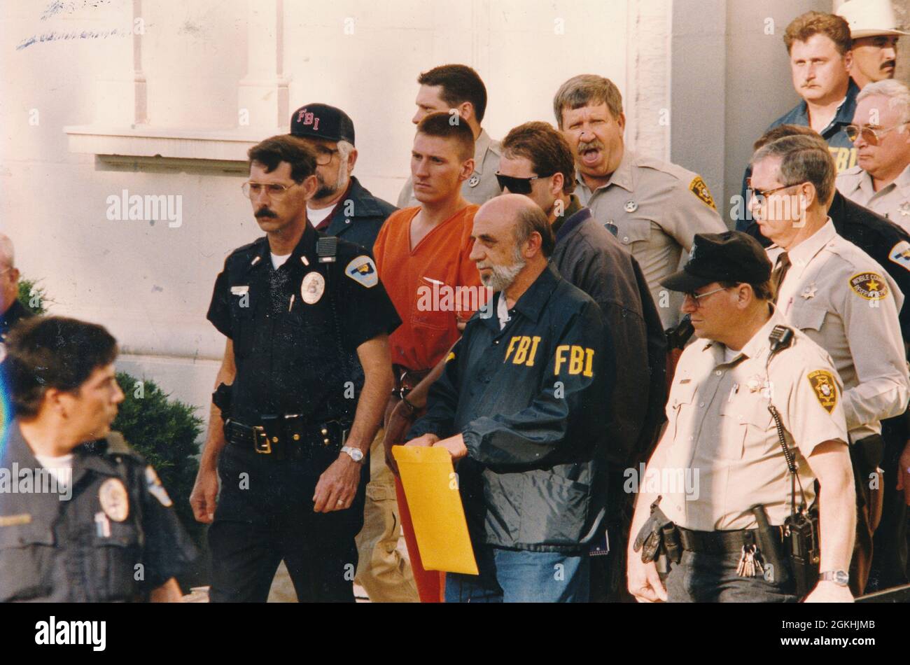 perry-oklahoma-usa-apr-21-1995-timothy-mcveigh-under-arrest-2-days-after-the-terrorist-bombing-of-the-murrah-federal-building-in-oklahoma-city-2GKHJMB.jpg