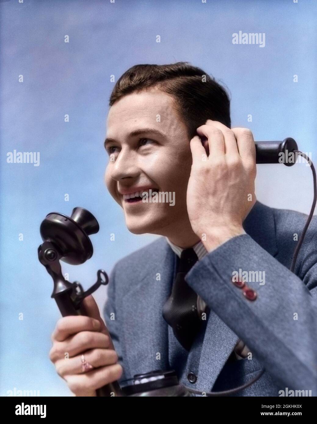 1920s 1930s MAN TALKING ON CANDLESTICK PHONE - t4772c HAR001 HARS OLD FASHION CONVERSATION 1 COMMUNICATION LISTEN PORTRAITS GROWNUP COPY SPACE SPEAK AMERICANA HEAR JOURNALIST CANDLESTICK SINGULAR HEAD AND SHOULDERS ARCHIVAL GLAD CANDLESTICK PHONE OCCUPATIONS PHONES BUSINESS MAN BUSINESS MEN BUSINESS PEOPLE TELEPHONES BUSINESSPEOPLE BUSINESSPERSON DELIGHT HEARING EAGER MID-ADULT MID-ADULT MAN CAUCASIAN ETHNICITY HAR001 OLD FASHIONED Stock Photo