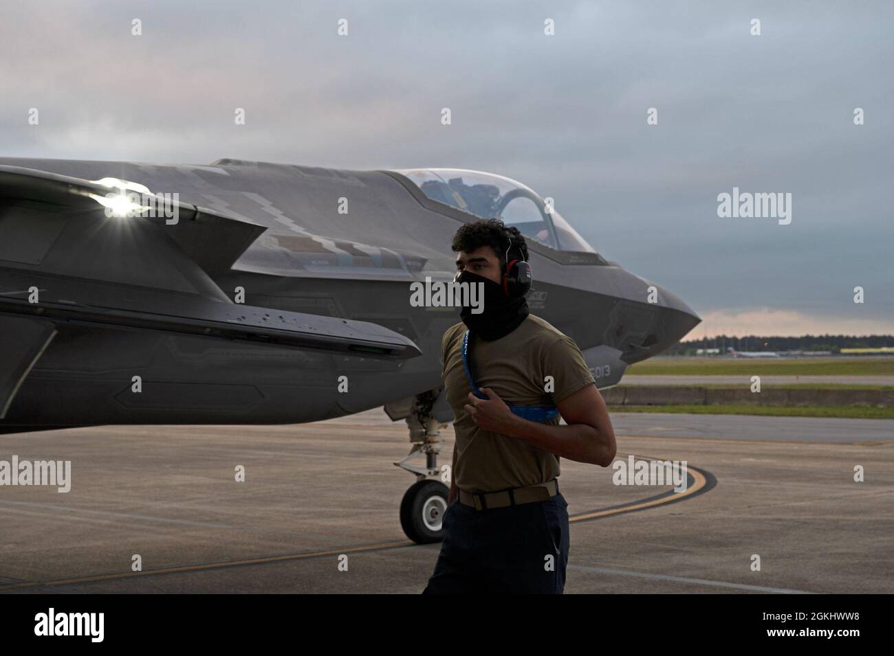 https://c8.alamy.com/comp/2GKHWW8/us-air-force-airman-1st-class-jaivon-bland-33rd-aircraft-maintenance-squadron-crew-chief-finishes-marshaling-a-jet-april-27-2021-at-eglin-air-force-base-florida-the-58th-fighter-squadron-and-33rd-aircraft-maintenance-squadron-conduct-night-flying-operations-to-accommodate-pilot-training-qualification-requirements-2GKHWW8.jpg