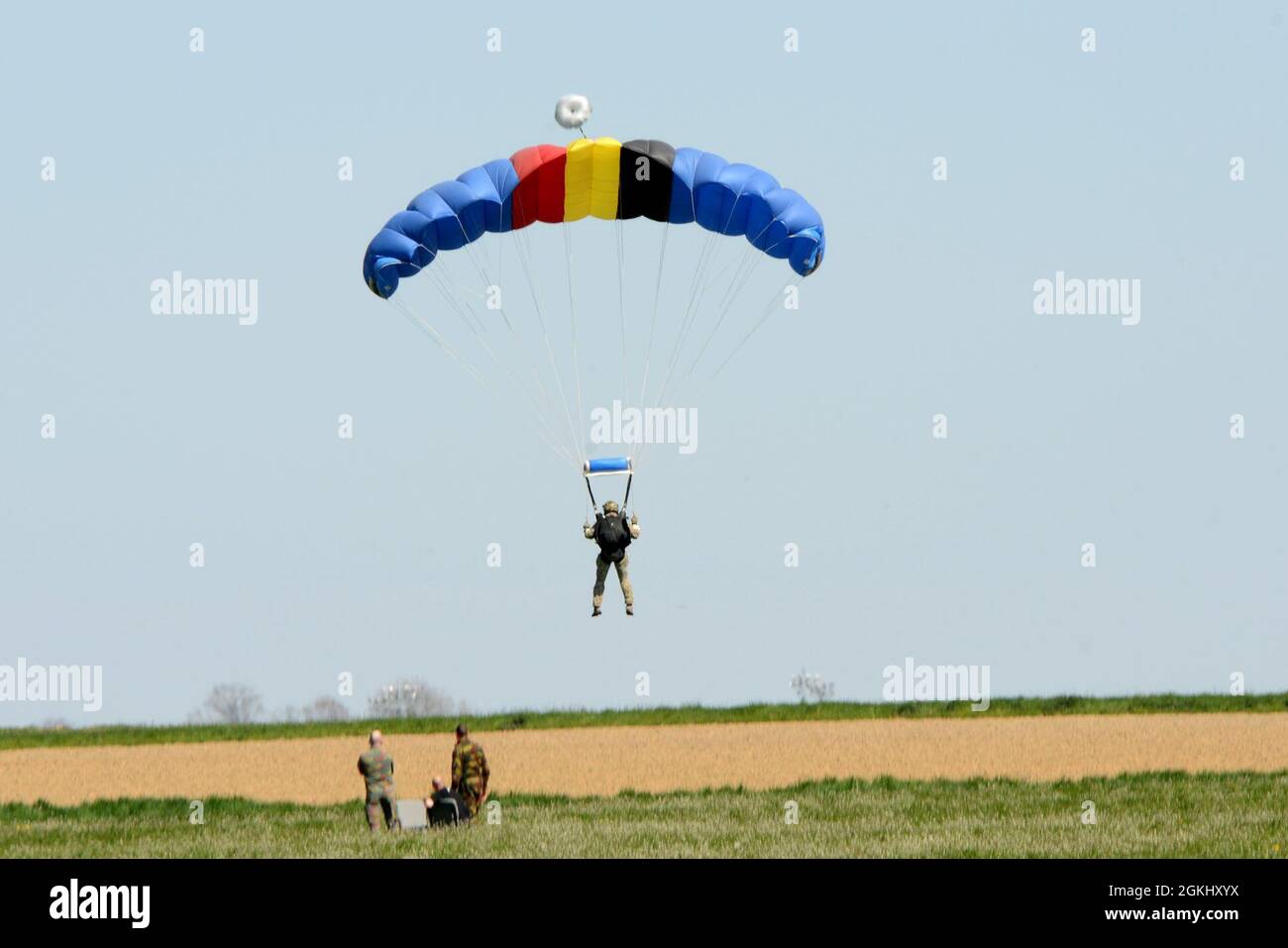 Packing parachute hi-res stock photography and images - Page 6 - Alamy