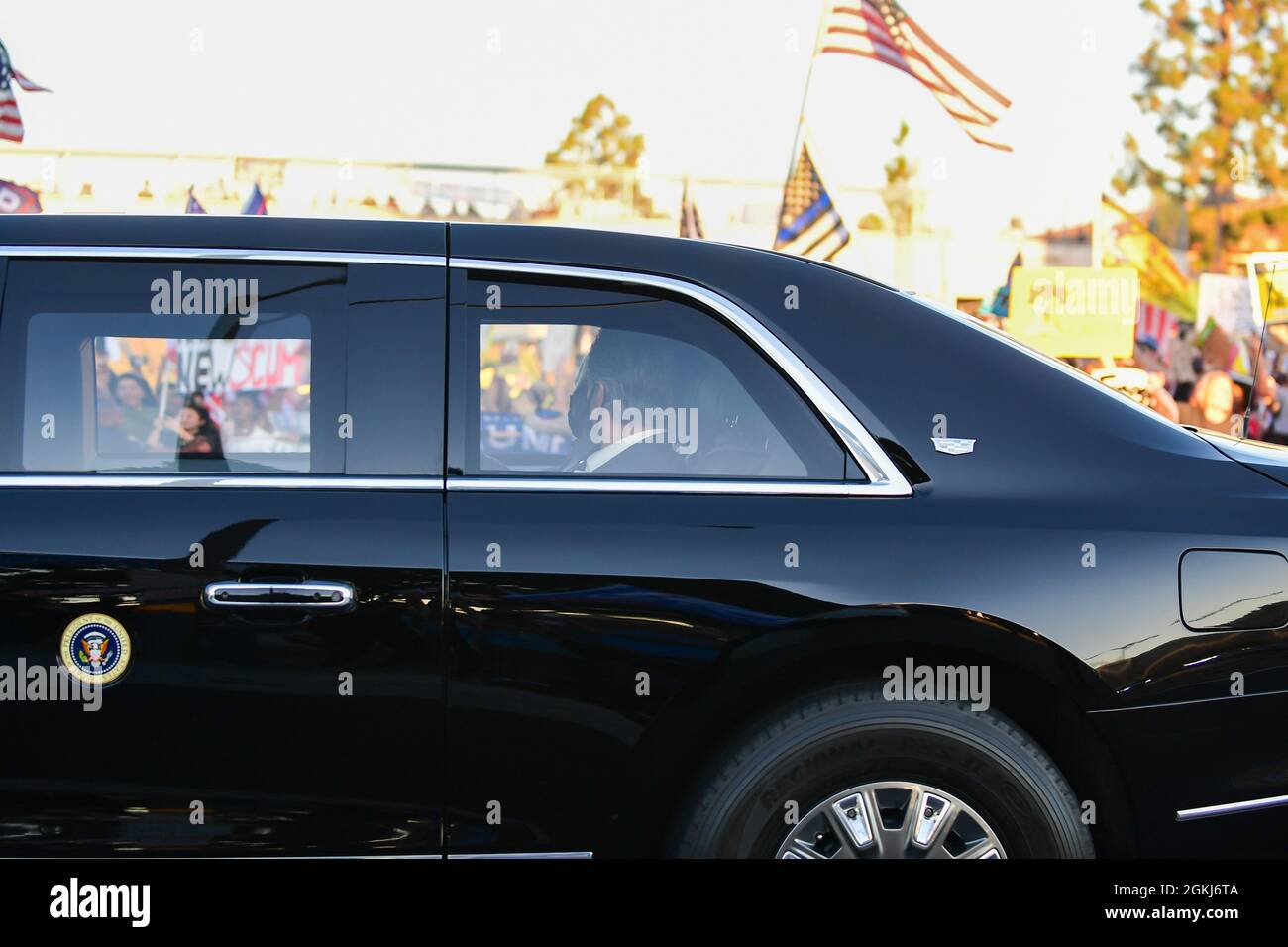 President Joe Biden and California Governor Gavin Newsom arrive in ‘The Beast,' the Presidential Cadillac Limo, during a Vote No rally, Monday, Sept. Stock Photo