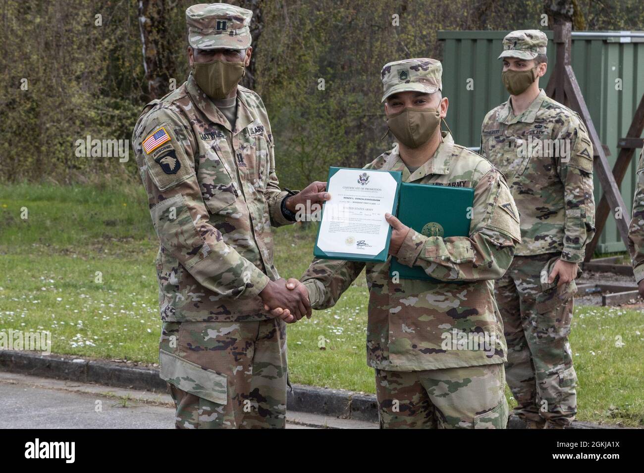 u-s-army-capt-andrew-matwijec-presents-sgt-1st-class-renzo