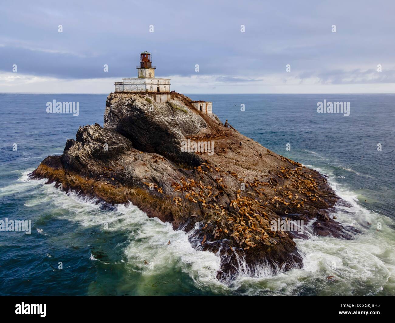 Cannon Beach, Oregon, USA. 10th 2021. Tillamook Rock Light (known locally as Terrible Tilly or just Tilly) is a deactivated lighthouse on the Oregon Coast of the United States. (Credit Image: ©