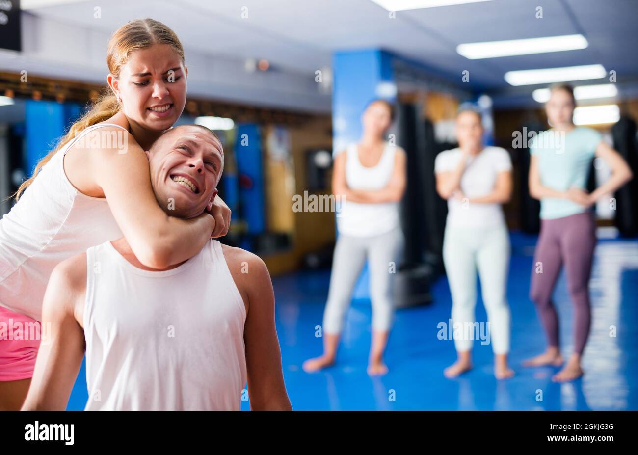 Woman makes a choke hold in self-defense training Stock Photo - Alamy