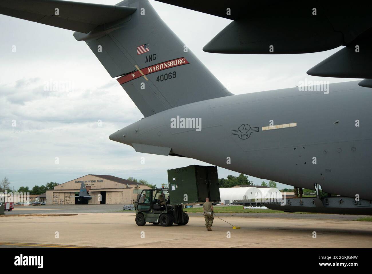 166th airlift hi-res stock photography and images - Alamy