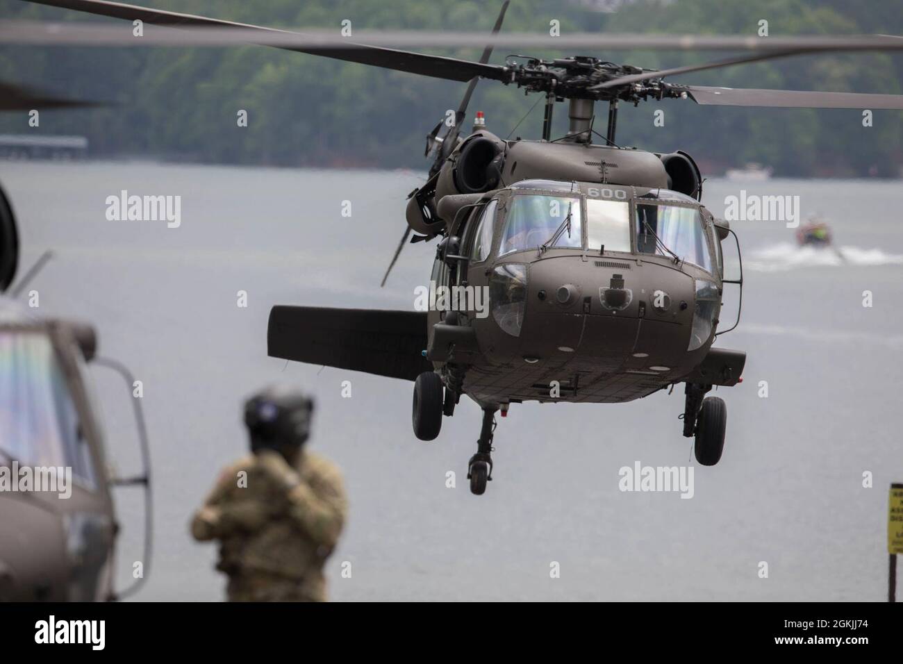 A UH-60 Black Hawk Helicopter, assigned to Alpha Company, 1st Battalion, 171st Aviation Regiment, flies into land on the landing zone at War Hill Park, Lake Lanier, Dawsonville, Ga., May 5, 2021. This Black Hawk is conducting an Airborne Operation for the Army Rangers and to stay current in their flight hours. Stock Photo