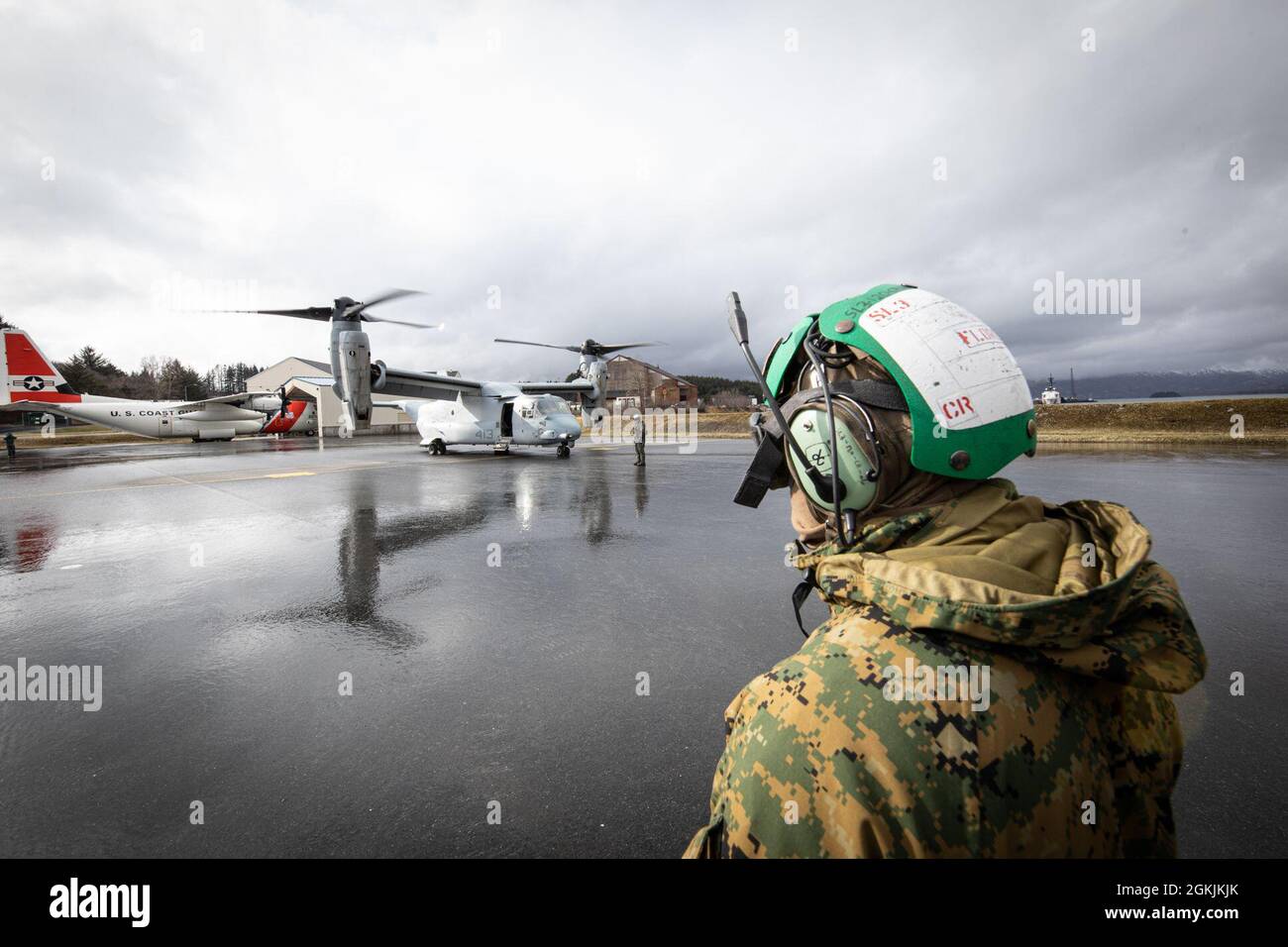 A U.S. Marine with Medium Tiltrotor Squadron 764, 4th Marine Aircraft Wing, observes an MV-22 Osprey before takeoff during Arctic Care 2021 in Kodiak, Alaska, on May 5, 2021. Marines from 4th Marine Aircraft Wing, 4th Marine Logistics Group and Force Headquarters Group are providing logistical support for the exercise, which provides cost-free care to residents of Kodiak Island, Alaska. Stock Photo