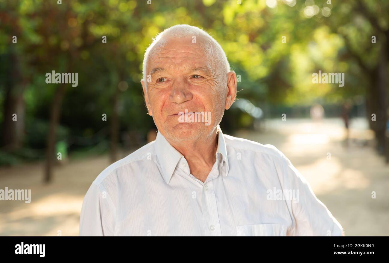 Elderly man silver hair hi-res stock photography and images - Alamy