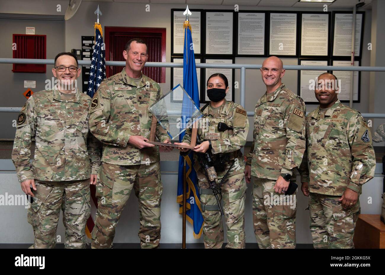 PETERSON AIR FORCE BASE, Colo. – Members of the 21st Security Forces Squadron receive the 2021 U.S. Space Force Best Large Unit Award at Peterson Air Force Base, Colorado, May 17, 2021. From left, U.S. Air Force Col. Theodore Breuker, Space Operations Command Security Forces division chief; U.S. Air Force Lt. Col. Rob Johnson, 21st SFS commander; U.S. Air Force Airman 1st Class Angelica Saavedra, 21st SFS installation entry controller; U.S. Air Force Chief Master Sgt. Joseph Cook, SpOC SFS manager; U.S. Air Force Chief Master Sgt. Samel Brown, SpOC SFS manager. The award is reserved for large Stock Photo